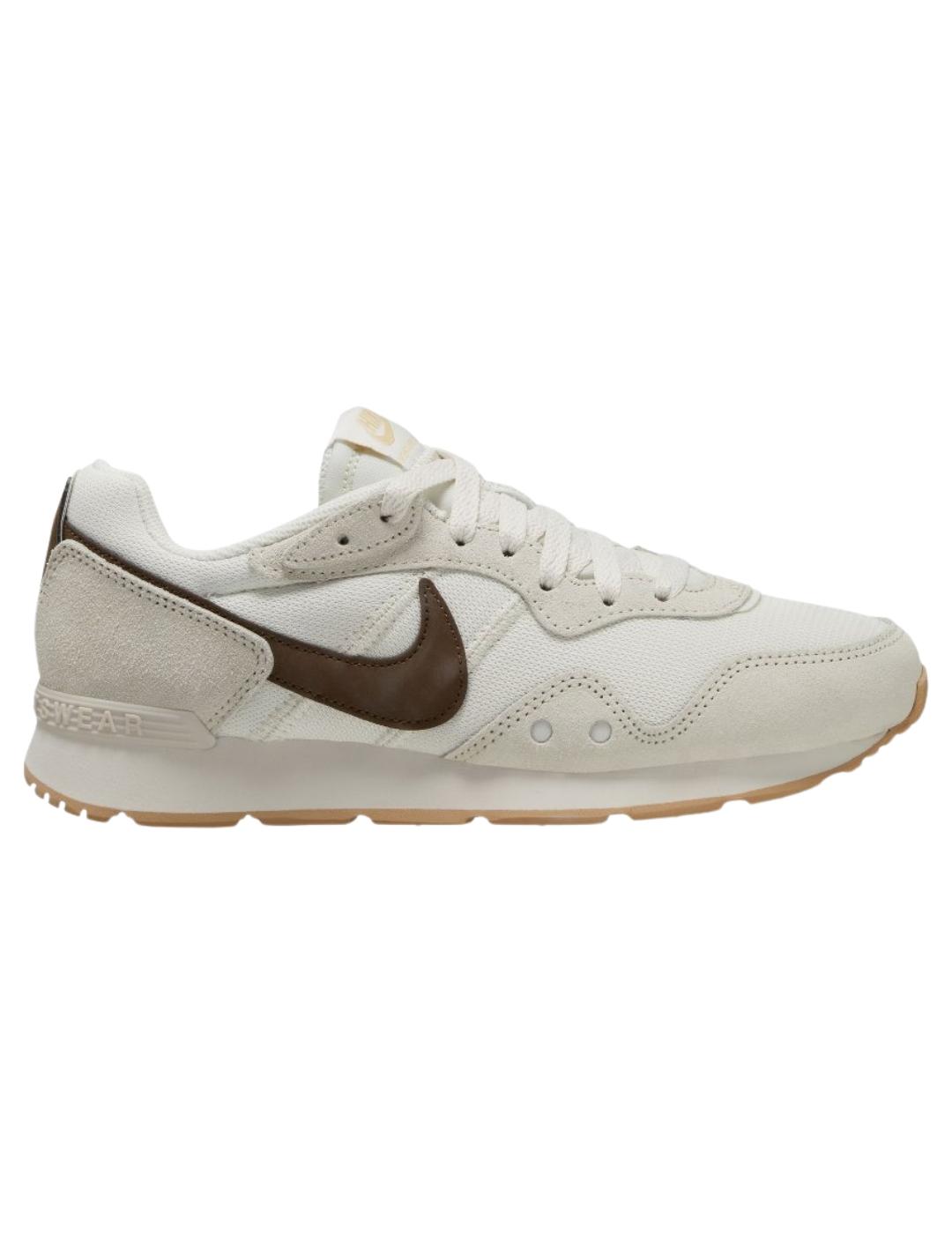 Zapatillas nike venture runner beige marrón de mujer.