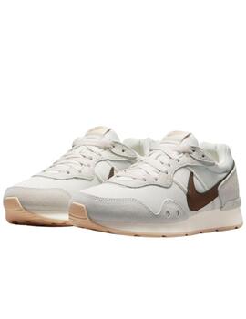 Zapatillas nike venture runner beige marrón de mujer.